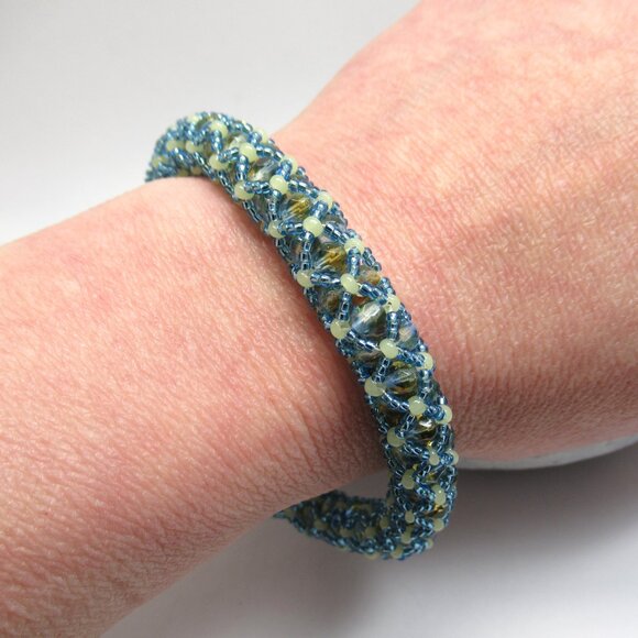 Netted Czech Uranium glass bead bracelet - Picture 6 of 10